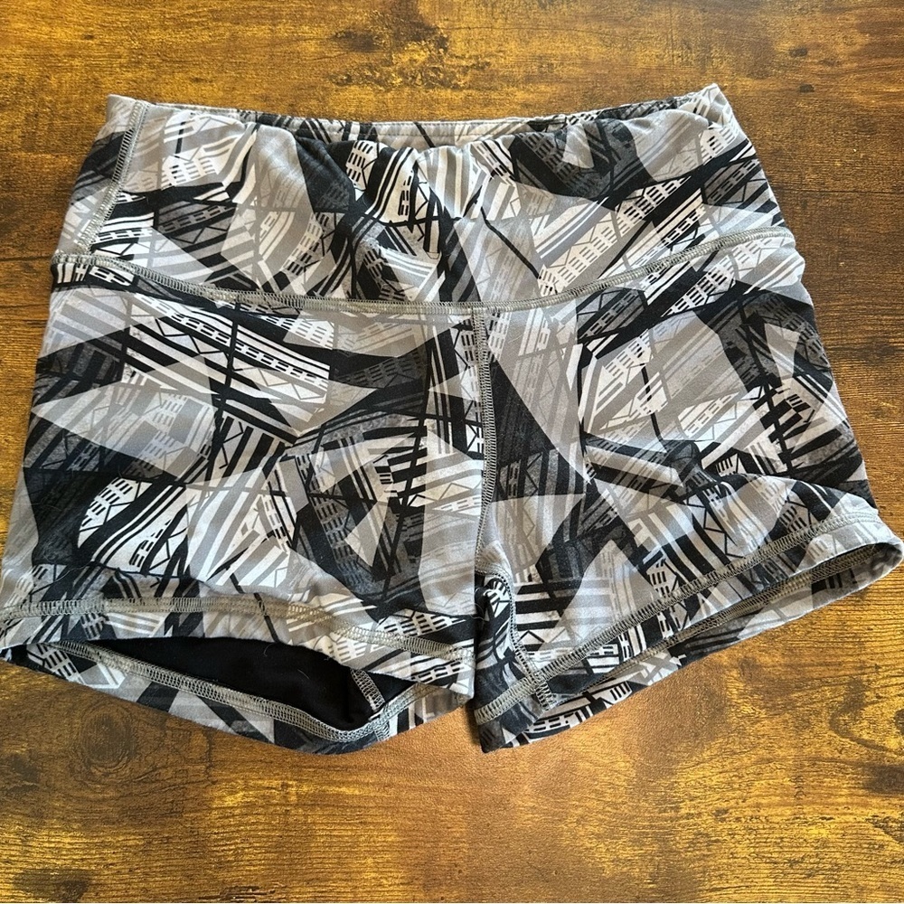 Women’s Abstract Black/Grey Fleo Workout CrossFit Shorts, Size M, 4 inch inseam